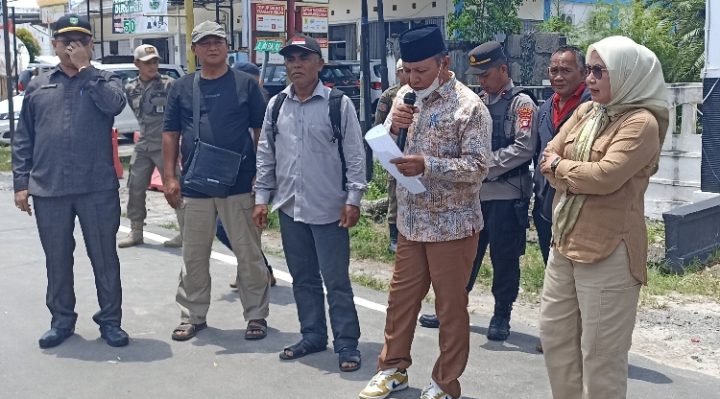 Wakil Ketua I DPRD Kotim Rudianur beserta sejumlah Anggota DPRD Kotim saat membacakan rekomendasi hasil RDP di depan pendemo Rabu 8 Maret 2023.