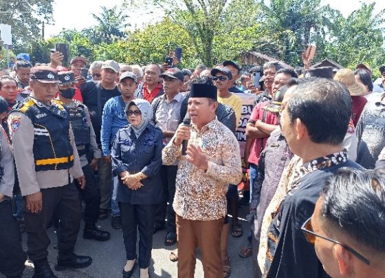 Wakil Ketua I DPRD Kotim Rudianur didampingi sejumlah Anggota DPRD Kotim lainnya saat menemui pendemo di depan Gedung DPRD Kotim Rabu 8 Maret 2023