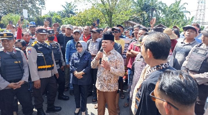 Wakil Ketua I DPRD Kotim Rudianur didampingi sejumlah Anggota DPRD Kotim lainnya saat menemui pendemo di depan Gedung DPRD Kotim Rabu 8 Maret 2023