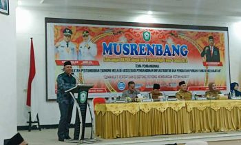 Wakil Ketua I DPRD Kotim Rudianur menyampaikan sambutan pada Musrenbang RKPD Kabupaten Kotim di Aula Bappelitbangda Kotim Selasa 21 Maret 2023 1