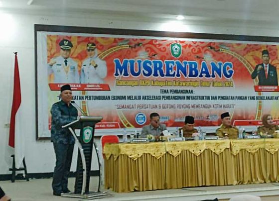 Wakil Ketua I DPRD Kotim Rudianur menyampaikan sambutan pada Musrenbang RKPD Kabupaten Kotim di Aula Bappelitbangda Kotim Selasa 21 Maret 2023 1