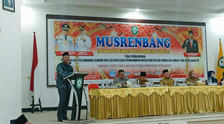 Wakil Ketua I DPRD Kotim Rudianur menyampaikan sambutan pada Musrenbang RKPD Kabupaten Kotim di Aula Bappelitbangda Kotim Selasa 21 Maret 2023 1