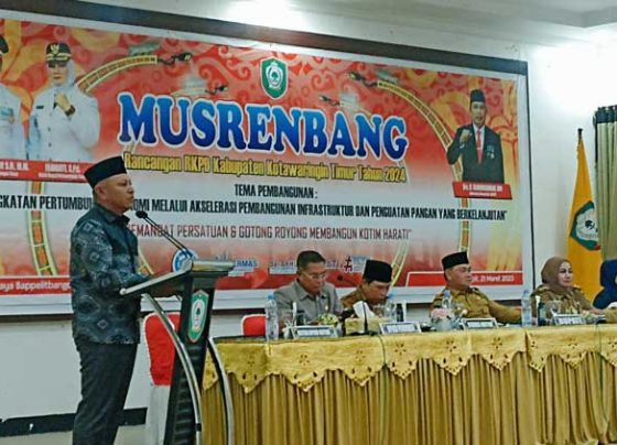 Wakil Ketua I DPRD Kotim Rudianur menyampaikan sambutan pada Musrenbang RKPD Kabupaten Kotim di Aula Bappelitbangda Kotim Selasa 21 Maret 2023