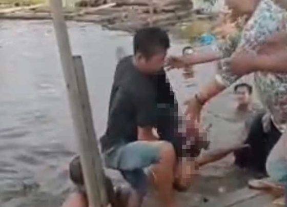 Warga berupaya menyelamatkan nyawa anak korban usai menemukan jasadnya di Sungai Mentaya.