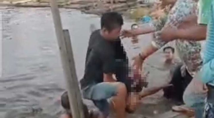 Warga berupaya menyelamatkan nyawa anak korban usai menemukan jasadnya di Sungai Mentaya.