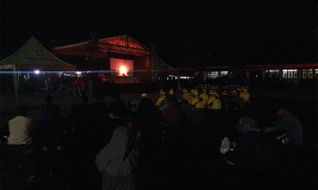 Warga saat menonton pergelaran wayang kulit Purwa Banjar di halaman Kantor Bupati Kotim Jumat malam 10 Maret 2023.
