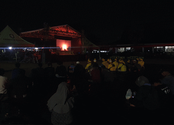 Warga saat menonton pergelaran wayang kulit Purwa Banjar di halaman Kantor Bupati Kotim Jumat malam 10 Maret 2023.