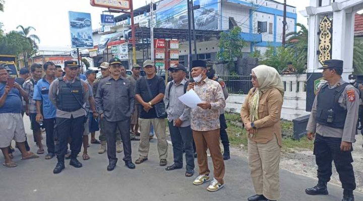 akil Ketua I DPRD Kotim Rudianur didampingi jajaran DPRD Kotim lainnya menyampaikan kesimpulan atau rekomendasi dari hasil RDP DPRD Kotim terkait galian C Rabu 8 Maret 2023