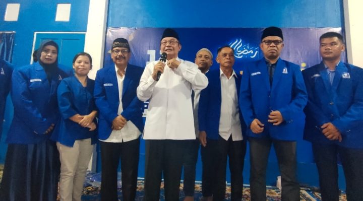 Abdul Hafid dua kanan bersama kader lain dan Ketua DPW PAN Kalteng Achmad Diran