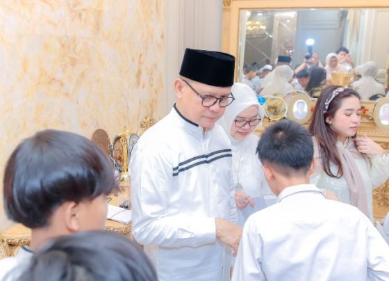 Anggota DPR RI Mukhtarudin bersama keluarga saat open house Hari Raya Idulfitri 1444 Hijriah Sabtu 22 April 2023