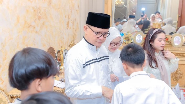 Anggota DPR RI Mukhtarudin bersama keluarga saat open house Hari Raya Idulfitri 1444 Hijriah Sabtu 22 April 2023