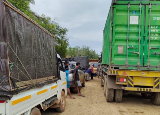Antrean berbagai kendaraan di Tumbang Samba Kecamatan Katingan Tengah saat melintasi ruas jalan yang mengalami kerusakan