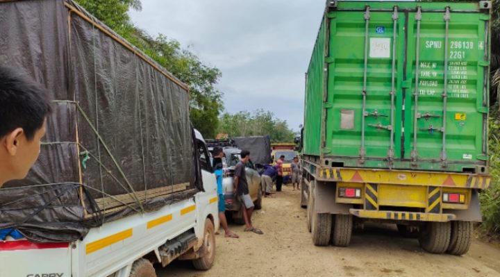 Antrean berbagai kendaraan di Tumbang Samba Kecamatan Katingan Tengah saat melintasi ruas jalan yang mengalami kerusakan