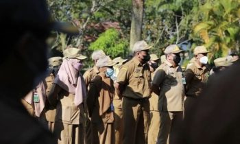 Aparatur Sipil Negara di Pemerintahan Kabuoaten Kotawaringin Timur dalam sebuah kesempatan mengikuti upacara bendera di halaman Kantor Bupati Kotim