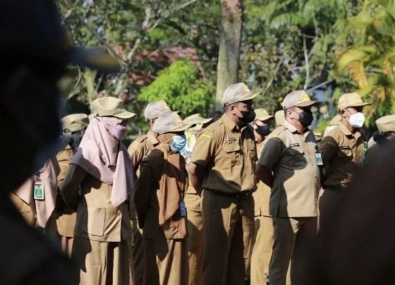 Aparatur Sipil Negara di Pemerintahan Kabuoaten Kotawaringin Timur dalam sebuah kesempatan mengikuti upacara bendera di halaman Kantor Bupati Kotim