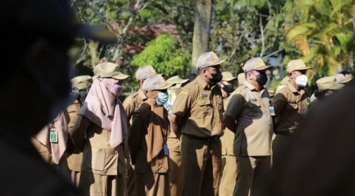 Aparatur Sipil Negara di Pemerintahan Kabuoaten Kotawaringin Timur dalam sebuah kesempatan mengikuti upacara bendera di halaman Kantor Bupati Kotim