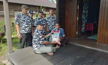 Bapera Kalteng saat menyerahkan bantuan sembako bagi warga kurnag mampu di Kotim Jumat 21 April 2023