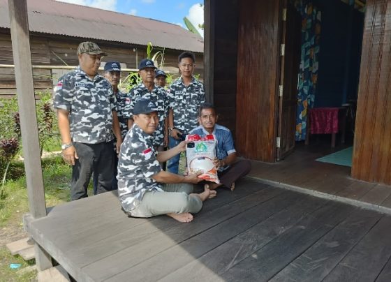 Bapera Kalteng saat menyerahkan bantuan sembako bagi warga kurnag mampu di Kotim Jumat 21 April 2023