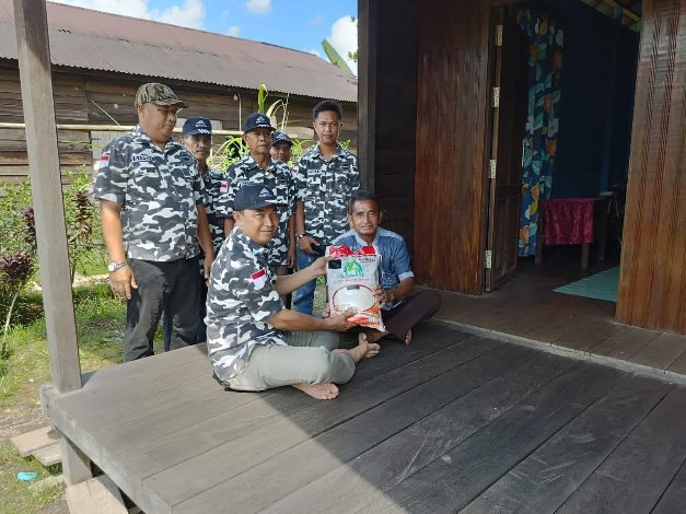 Bapera Kalteng Bagikan Sembako untuk Warga Kurang Mampu