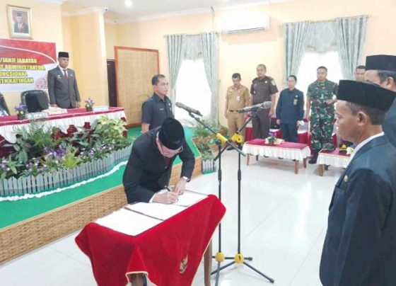 Bupati Katingan Sakariyas melantik 131 ASN tiga di antaranya adalah eselon II setingkat kepala dinas di Aula BKPSDM Selasa 18 April 2023