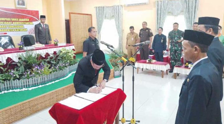 Bupati Katingan Sakariyas melantik 131 ASN tiga di antaranya adalah eselon II setingkat kepala dinas di Aula BKPSDM Selasa 18 April 2023