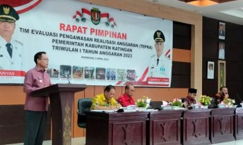 Bupati Katingan Sakariyas membacakan sambutan pada rapat pimpinan tim evaluasi dan pengawasan realisasi anggaran Kamis 6 April 2023