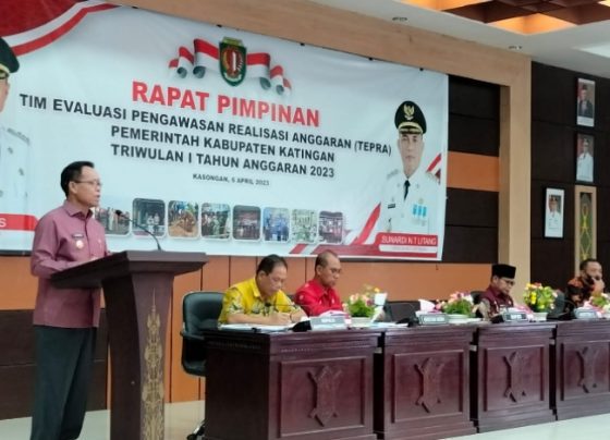 Bupati Katingan Sakariyas membacakan sambutan pada rapat pimpinan tim evaluasi dan pengawasan realisasi anggaran Kamis 6 April 2023