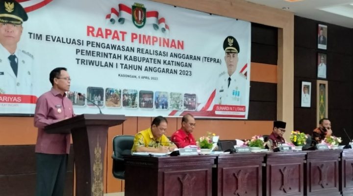 Bupati Katingan Sakariyas membacakan sambutan pada rapat pimpinan tim evaluasi dan pengawasan realisasi anggaran Kamis 6 April 2023