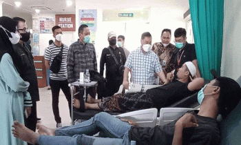Bupati Kotim Halikinnor bersama Kadinkes Kotim Umar Kaderi membesuk korban keracunan massal di RSUD dr Murjani Sampit Sabtu 1 April 2023