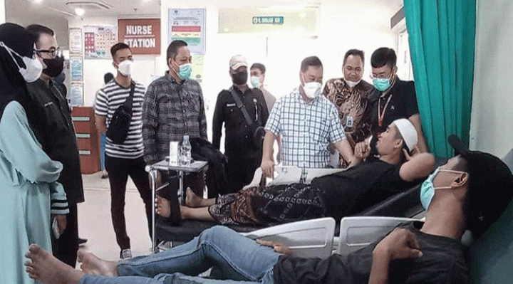 Bupati Kotim Halikinnor bersama Kadinkes Kotim Umar Kaderi membesuk korban keracunan massal di RSUD dr Murjani Sampit Sabtu 1 April 2023