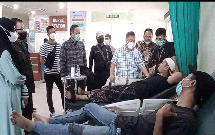 Besuk Korban Keracunan Massal, Halikinnor: Pemkab Kotim Tanggung Biaya Pengobatan Pasien