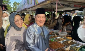 Bupati Kotim Halikinnor bersama istri saat mengunjungi Pasar Ramadan di Taman Kota Sampit