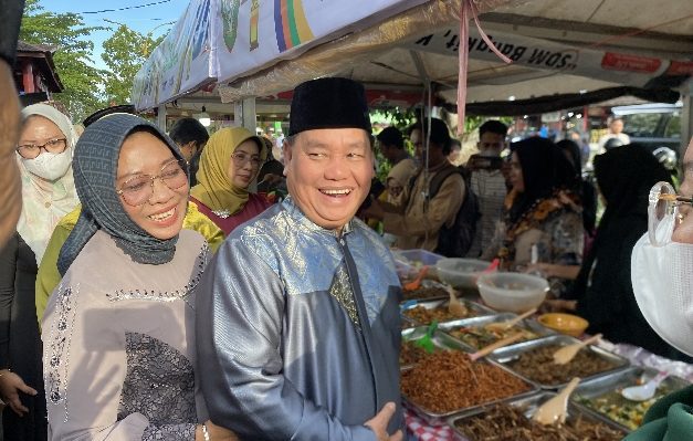 Bupati Kotim Halikinnor bersama istri saat mengunjungi Pasar Ramadan di Taman Kota Sampit