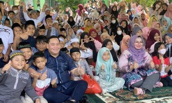 Bupati Kotim Halikinnor dan Wakil Bupati Kotim Irawati saat berfoto bersama dengan murid murid SDN 2 MB Hulu Jumat 14 April 2023 1