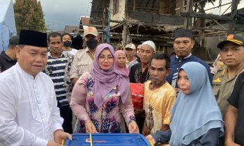 Bupati Kotim Halikinnor dan Wakil Bupati Kotim Irawati saat menyerahkan bantuan alat dapur untuk korban kebakaran Jumat 14 April 2023