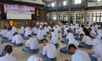 Bupati Kotim Halikinnor didampingi Kepala Kesbangpol Kotim Sanggul L Gaol saat memantau seleksi Paskibra