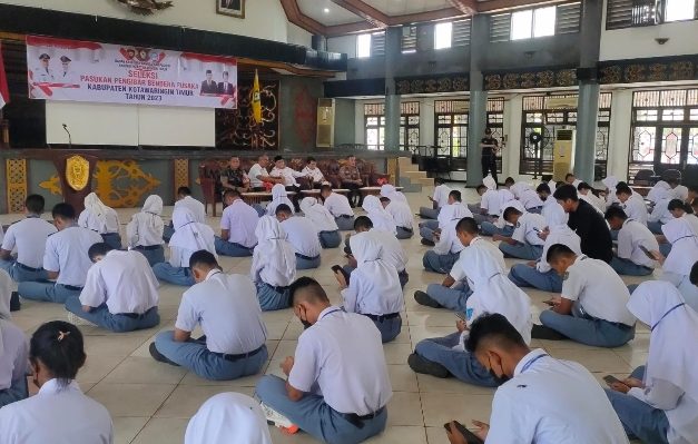 Bupati Kotim Halikinnor didampingi Kepala Kesbangpol Kotim Sanggul L Gaol saat memantau seleksi Paskibra