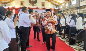 Bupati Kotim Halikinnor memberikan selamat kepada PPPK yang baru saja menerima SK pengangkatan, Kamis, 27 Oktober 2022.