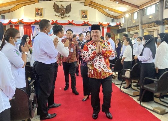 Bupati Kotim Halikinnor memberikan selamat kepada PPPK yang baru saja menerima SK pengangkatan, Kamis, 27 Oktober 2022.