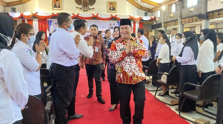 Bupati Kotim Halikinnor memberikan selamat kepada PPPK yang baru saja menerima SK pengangkatan, Kamis, 27 Oktober 2022.