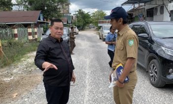 Bupati Kotim Halikinnor mengecek kerusakan Jalan Iskandar Sampit beberapa waktu lalu