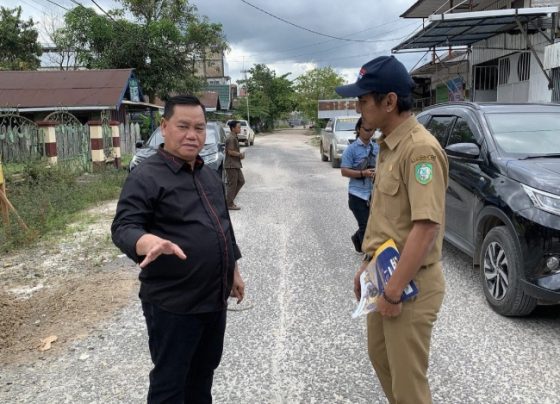 Bupati Kotim Halikinnor mengecek kerusakan Jalan Iskandar Sampit beberapa waktu lalu