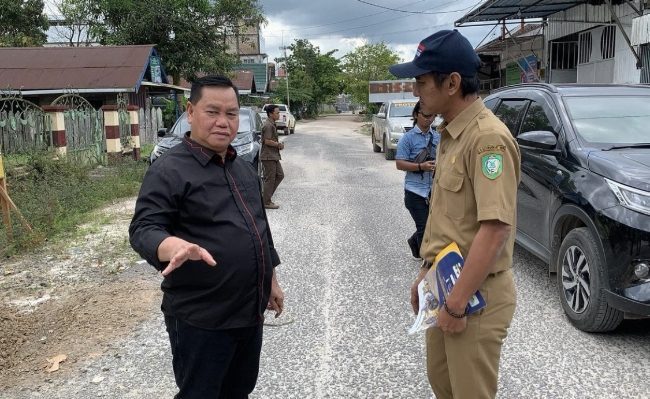 Bupati Kotim Halikinnor mengecek kerusakan Jalan Iskandar Sampit beberapa waktu lalu