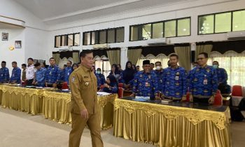 Bupati Kotim Halikinnor meninggalkan ruang rapat koordinasi pengendalian dan evaluasi pembangunan daerah triwulan I di Bappelitbangda Kotim