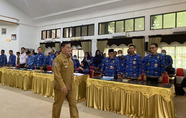 Bupati Kotim Halikinnor meninggalkan ruang rapat koordinasi pengendalian dan evaluasi pembangunan daerah triwulan I di Bappelitbangda Kotim