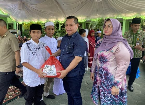 Bupati Kotim Halikinnor menyerahkan bantuan paket sembako dari siswa SDN 2 MB Hulu kepada salah seorang siswa lainnya