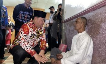 Bupati Kotim Halikinnor saat berbincang dengan korban kebakaran di rumah dinas camat Baamang yang dojadikan tempat penampungan bagi korban kebakaran