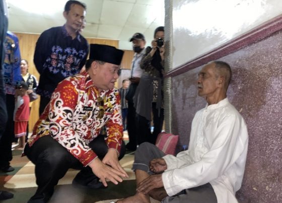 Bupati Kotim Halikinnor saat berbincang dengan korban kebakaran di rumah dinas camat Baamang yang dojadikan tempat penampungan bagi korban kebakaran