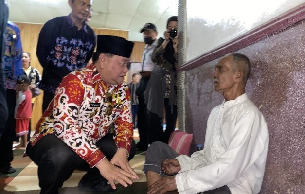 Bupati Kotim Halikinnor saat berbincang dengan korban kebakaran di rumah dinas camat Baamang yang dojadikan tempat penampungan bagi korban kebakaran