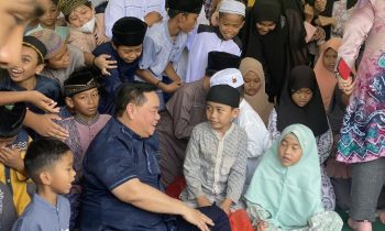 Bupati Kotim Halikinnor saat berbincang dengan para siswa siswi SDN 2 MB Hulu Jumat 14 April 2023